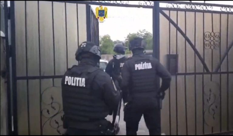 În loc să repare mașinile în atelierul din Bod, le-a vândut. În urma perchezițiilor, bărbatul a fost reținut de polițiști